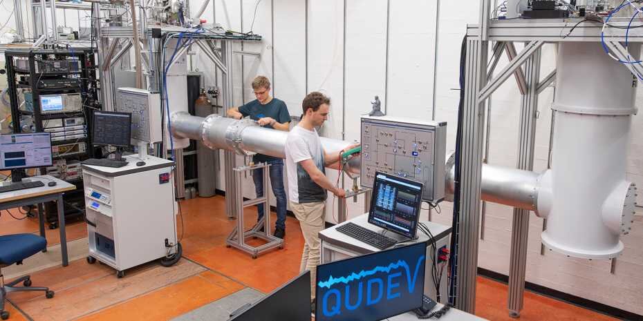 The ETH quantum link in Andreas Wallraff's laboratory. The tube at the centre contains the strongly cooled waveguide that connects the two quantum chips in their cryostats via microwave photons. Credit: ETH Zürich / Heidi Hostettler