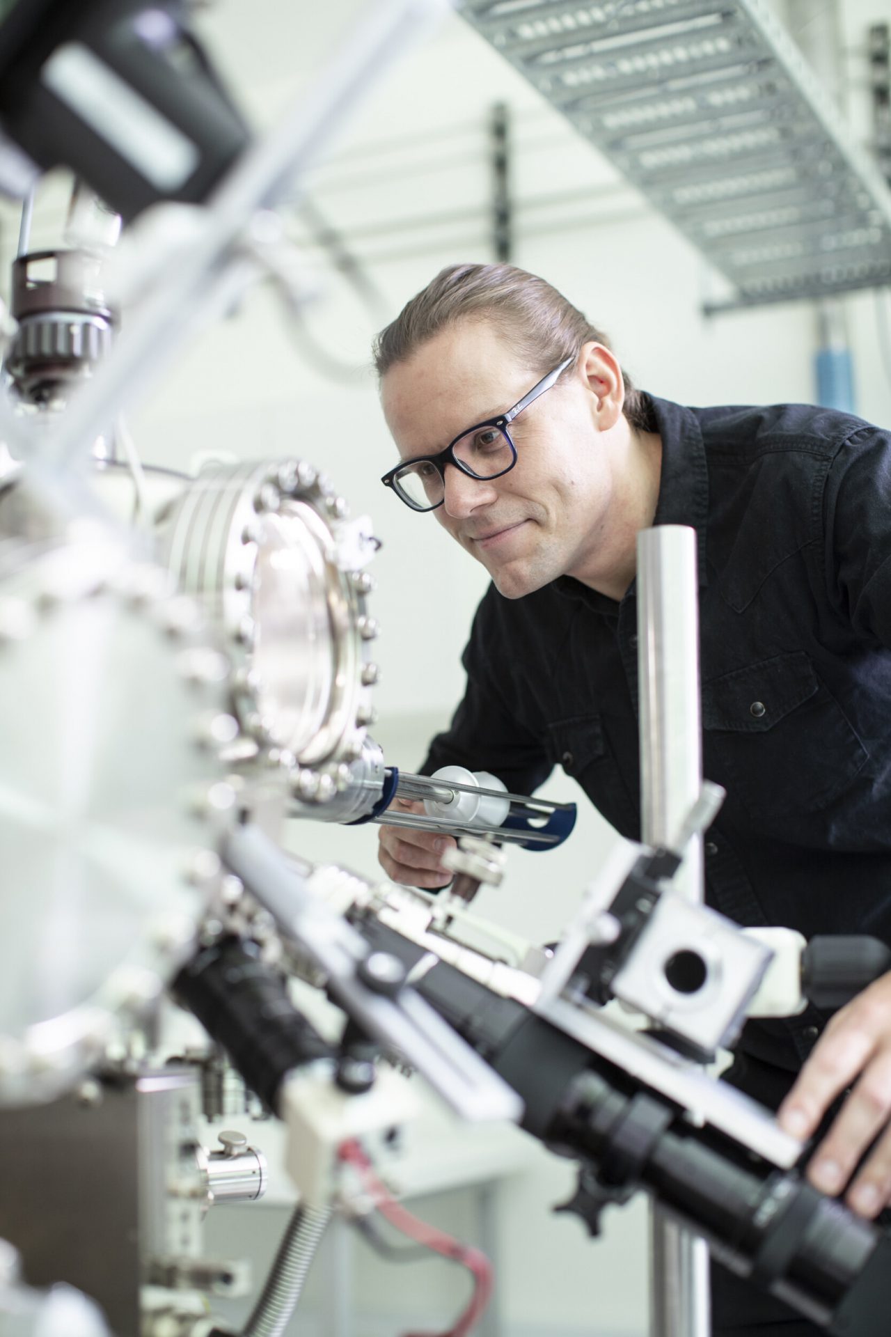 Lead author Ludwik Kranz with a scanning tunnelling microscope used to precisely place and encapsulate phosphorus atoms in silicon Credit: CQC2T