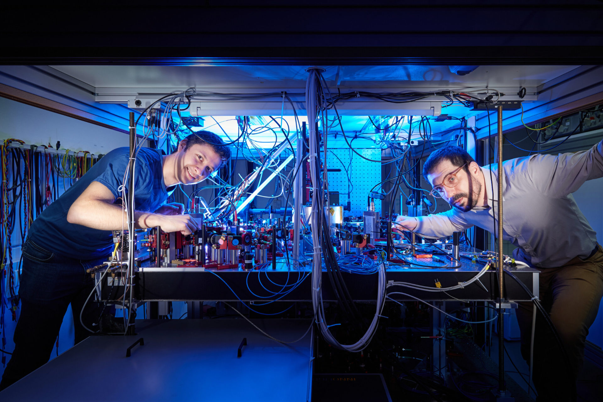 First author Manolo Rivera Lam (left) and principal investigator Dr. Andrea Alberti (right) at the Institute of Applied Physics at the University of Bonn. Credit: © Volker Lannert/Uni Bonn